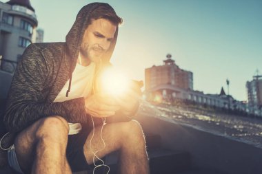 Genç adam güneş ışınlarının müzik