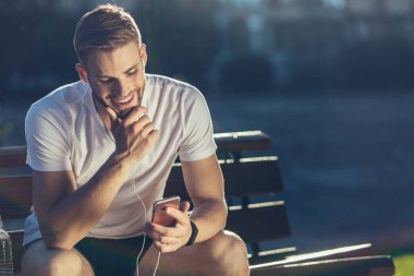 Mutlu adam parkta online iletişim