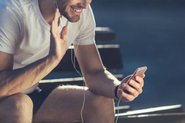 Neşeli erkek açık havada mobil iletişim 