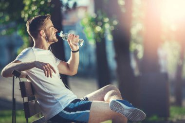 Neşeli atlet parkında çalıştırdıktan sonra ferahlatıcı 