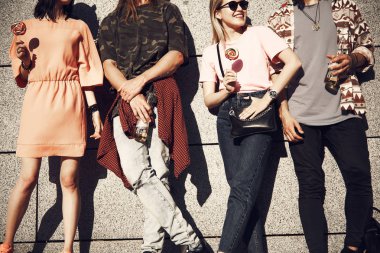 Pozitif bayan arkadaşlarla vakit geçirmek