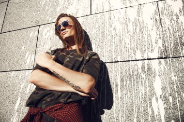 Düşünceli erkek içme şişe alkol