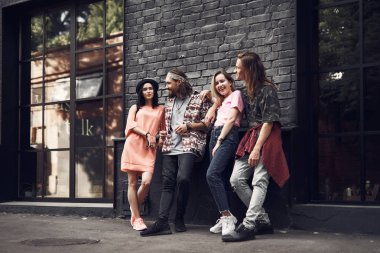 Mutlu yoldaşlar Sokağı'nda iletişim