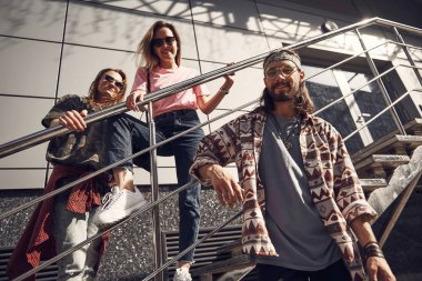 Neşeli bayan ve erkek dışarı bulma