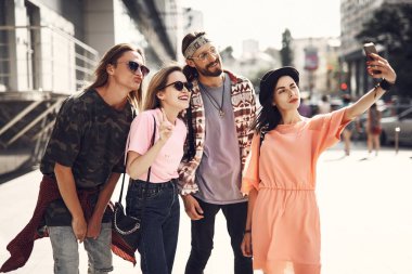 Memnun yoldaşlar mobile ile fotoğraf yapma