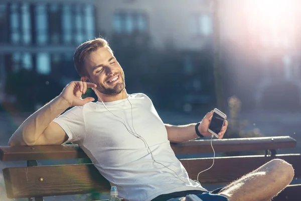 Hombre relajado escuchando música afuera —  Fotos de Stock
