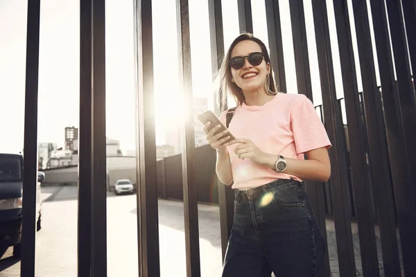 Señora satisfecha manteniendo teléfono moderno —  Fotos de Stock