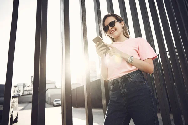 Mujer feliz sosteniendo el teléfono en brazos —  Fotos de Stock