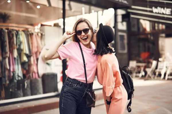 Chicas felices besándose alegre amigo —  Fotos de Stock