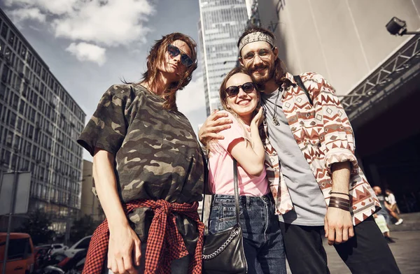 Camaradas positivos caminando por la ciudad —  Fotos de Stock