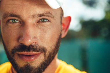 Mutluluk gösteren erkek atlet sakallı