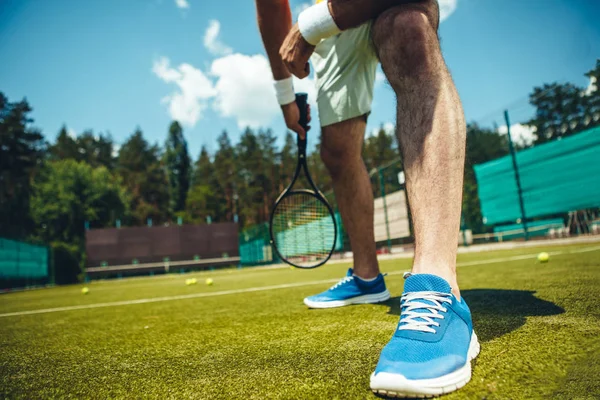 Ο άνθρωπος εξάσκηση σε παιχνίδι τένις — Φωτογραφία Αρχείου