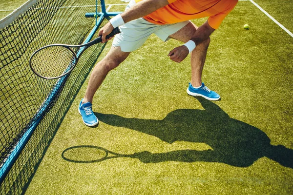 Ο άνθρωπος βραχίονα άσκησης σε παιχνίδι τένις — Φωτογραφία Αρχείου