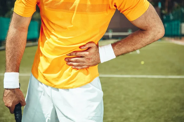 Людина болить під час гри в теніс — стокове фото