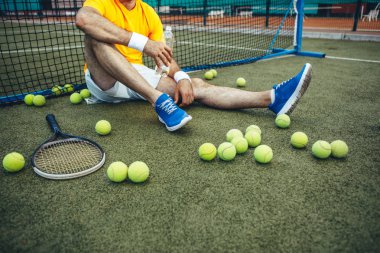 İçecek iyi eğitimden sonra sahada bulunurken tutarak yorgun adam. Onun yanına topografyanın Spor donatımı