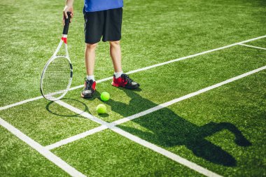Sahada tenis oynayan çocuk