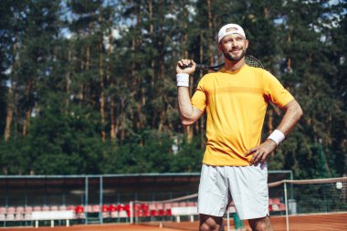 Neşeli adam sahada açık diyorum