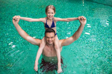 Memnun adam kızı havuzda