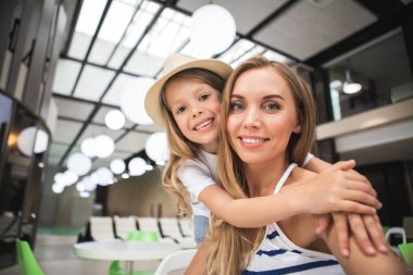 Sevgi dolu bir anne ve çocuk selfie yapma