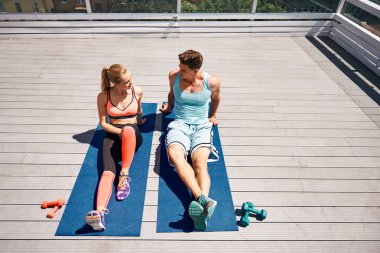 Mutlu çift açık havada eğitimden sonra iletişim