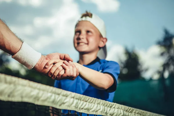 その快活な少年トレーナーごあいさつ — ストック写真