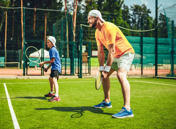Θετικός άνθρωπος και παιδί παίζει τένις — Φωτογραφία Αρχείου
