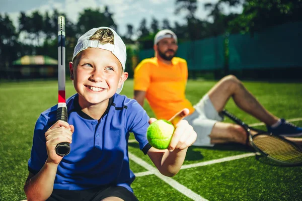 テニスの後休んで満足の子供 — ストック写真