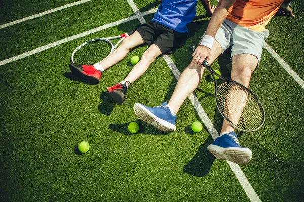 Male and kid feet resting on court — Stock Photo, Image