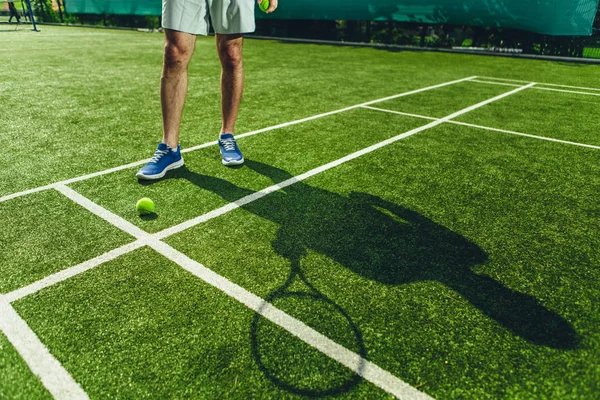 Muž hrát tenis na hřišti — Stock fotografie