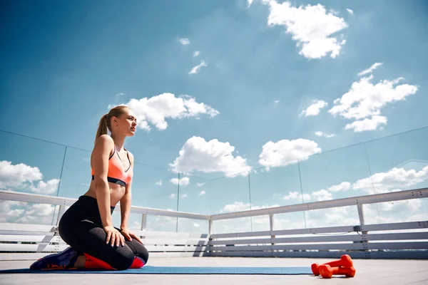 穏やかな女性は日当たりの良い屋上にトレーニングで休憩を楽しんでいます。 — ストック写真