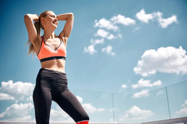 Mujer alegre se divierte durante el entrenamiento al aire libre —  Fotos de Stock