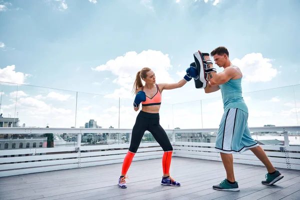 Mujer están trabajando en golpes con instructor al aire libre — Foto de Stock