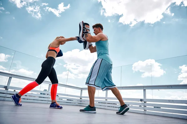 女性は高位段丘上男性コーチとボクシング — ストック写真