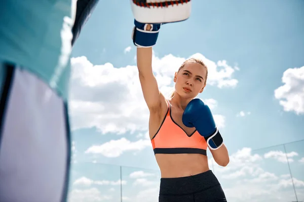 Atlética mujer está teniendo entrenamiento de combate al aire libre — Foto de Stock