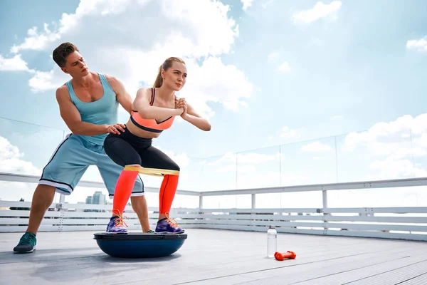 Señora Positiva Está Haciendo Ejercicio Con Instructor Masculino Terraza Del — Foto de Stock