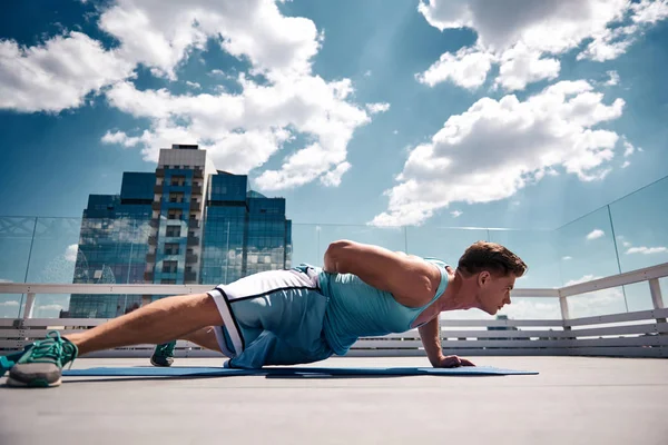 Спортсмен робить штовхання на високій терасі — стокове фото