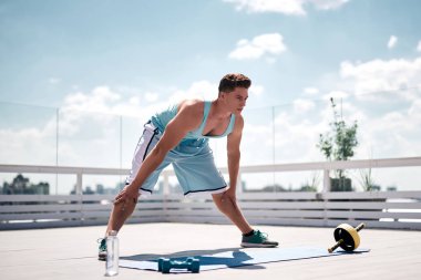 Sakin uygun adam açık havada egzersiz öncesine uzanan