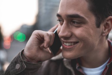 Sokakta gülümseyen erkek yapma çağrısı 