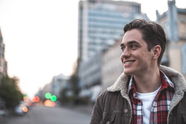 Olumlu erkek ayakta açık havada sevinçle 