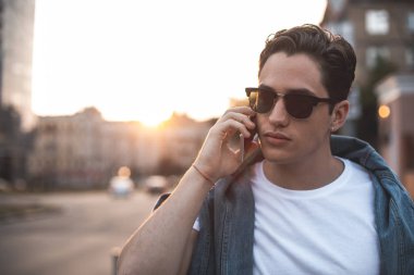 Genç Caddesi üzerinde yapımı arama adam 