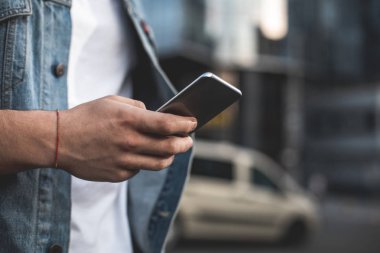 Sokakta akıllı telefon kullanan adam. 