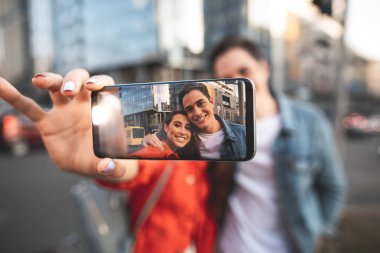 Sokakta birbirlerine sevgi dolu çift bağ 