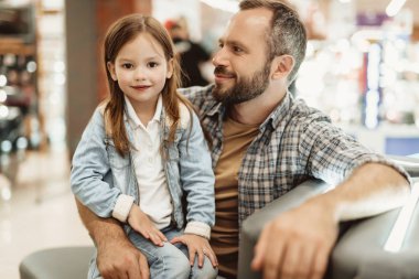 Baba ve kızı birlikte boş zaman geçirmeye