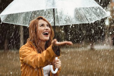 Yağmur alıcı heyecanlı kadın dışarıda bırakır