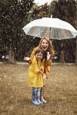 Mutlu anne ve yağmur zevk çocuk