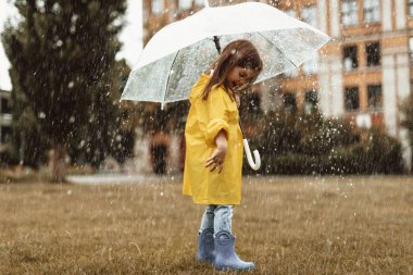 Küçük kız arıyor aşağı dışarıda