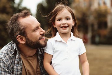 Gülümseyen kız babasıyla zaman hayran