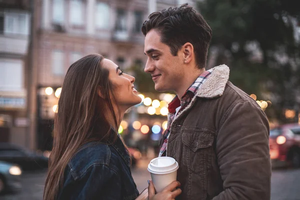 Bonne réunion de couple dans la rue — Photo