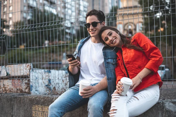 Счастливая пара проводит время вместе на улице — стоковое фото