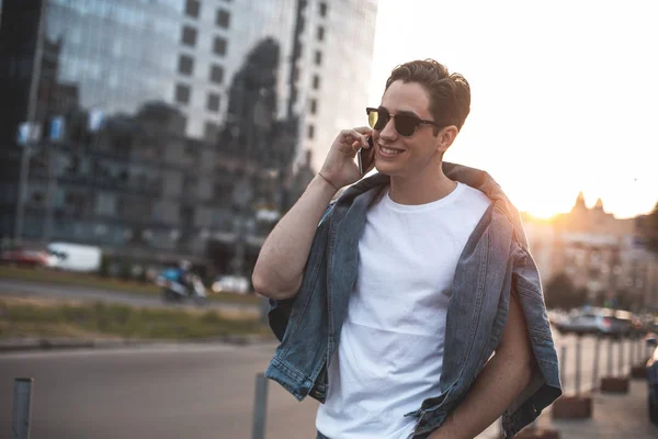 Glad man pratar telefon på gatan — Stockfoto